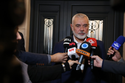 El líder político de Hamas, Ismail Haniyeh, hablando a la prensa en Doha, en una reunión anterior a su llegada a El Cairo.