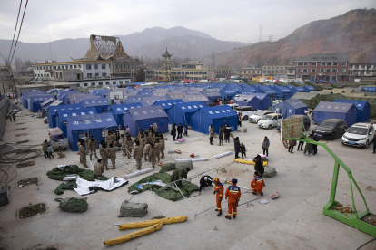En respuesta a la catástrofe, las autoridades enviaron suministros que incluyen 2.600 tiendas de campaña, 10.400 camas plegables, 10.400 edredones y 1.000 juegos de estufas.