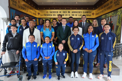 Los 35 deportistas tricolores que compartieron con el presidente Daniel Noboa y el ministro Andrés Guschmer.