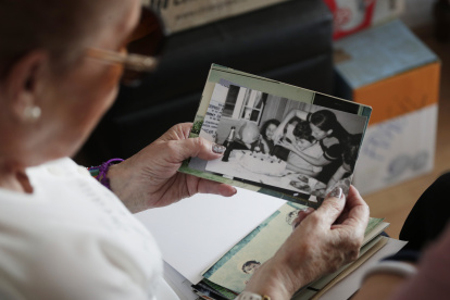 Eugenia Moraga observa una fotografía de ella junto a su hijo, Rodrigo Palma, durante una entrevista con EFE el 13 de diciembre 2023, en Santiago (Chile)