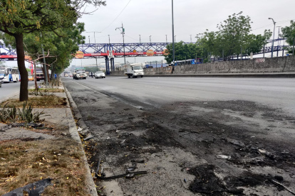 En los exteriores del centro comercial aún quedaban las huellas del incendio vehicular