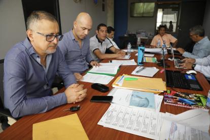 Roger Zambrano (izq.) es el presidente de la Comisión Nacional de Arbitraje