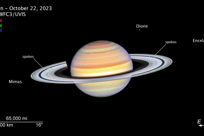 El telescopio espacial Hubble captó imágenes de un fenómeno "fantasmal" que se desarrolla en los anillos de Saturno, conocido como radios.