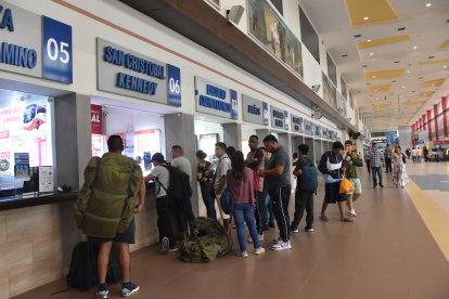 TERMINAL.- En la terminal terrestre de Machala se movilizan 15 mil personas diariamente previo a Navidad y fin de año.