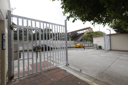 El portón fue retirado por personal de Justicia y Vigilancia municipal.