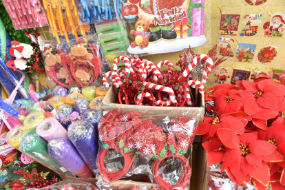 Una variedad de productos se ofertan en la feria navideña a cómodos precios.