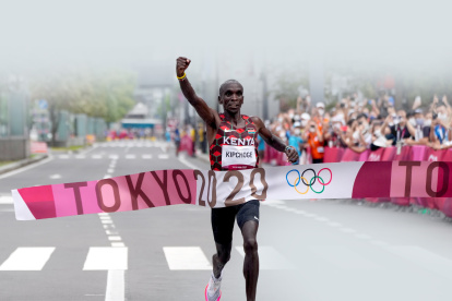 Éxito. El maratonista keniano Eliud Kipchoge es el tercer hombre que revalida el título de la disciplina en unos Olímpicos.
Sapporo (Japan), 08/08/2021.- Eliud Kipchoge of Kenya reacts while crossing the finish line first to win the Gold medal in the Men"s Marathon during the Athletics events of the Tokyo 2020 Olympic Games at the Odori Park in Sapporo, Japan, 08 August 2021. (Maratón, Japón, Kenia, Tokio) EFE/EPA/KIMIMASA MAYAMA