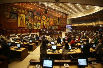Fotografía de archivo en la que se registró una vista general de una sesión plenaria de la Asamblea Nacional de Ecuador (Parlamento), en Quito (Ecuador).