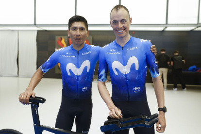 Nairo Quintana (i) y Enric Mas (líder) posan durante la presentación ayer del equipo Movistar en Madrid, España.