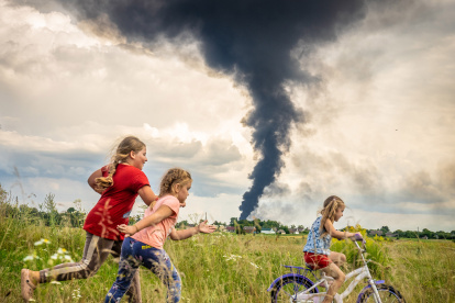 Una imagen de una niña en bicicleta junto a dos amigas en un prado en el noroeste de Ucrania, es la ganadora del concurso internacional en el que el Unicef en Alemania elige la mejor foto del año.