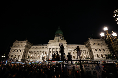 Docenas de personas participan en una manifestación contra las medidas anunciadas hoy por el presidente Javier Milei, frente al Congreso de la Nación en Buenos Aires (Argentina).