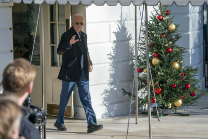 El presidente de EE.UU., Joe Biden, sale de la Casa Blanca rumbo a Milwaukee, este 20 de diciembre de 2023.