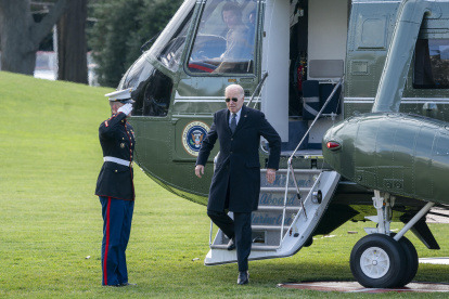 El presidente estadounidense, Joe Biden, sale del Marine One en el jardín sur de la Casa Blanca en Washington, DC, el 19 de diciembre de 2023.