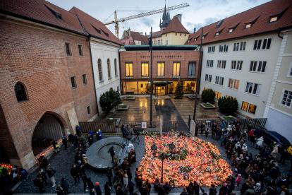 La gente rinde homenaje frente al edificio principal de la universidad tras un tiroteo masivo en el edificio de la Facultad de Filosofía de la Universidad Carolina en el centro de Praga, República Checa, el 22 de diciembre de 2023.