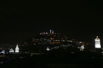 Fotografía de decoraciones navideñas, el 19 de diciembre del 2023, en Quito (Ecuador), en medio de una crisis energética
