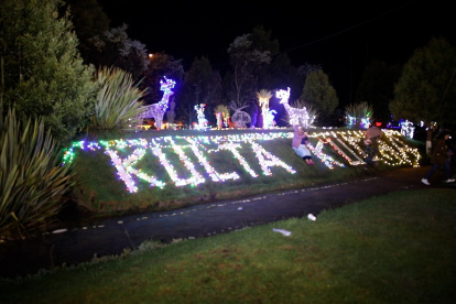 Labor. El pesebre y los demás adornos navideños son hechos con material reciclado que recolectan los comuneros en las quebradas.