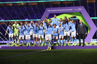 Jeddah (Saudi Arabia), 22/12/2023.- Player of Manchester City celebrate with the trophy after winning the FIFA Club World Cup 2023 final match beween Manchester City and Fluminense FC in Jeddah, Saudi Arabia, 22 December 2023. (Mundial de Fútbol, Arabia Saudita) EFE/EPA/ALI HAIDER