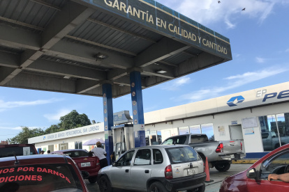 Gasolinera. La estación de combustible de la ciudad de San Lorenzo está siendo afectada por las vacunas.