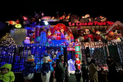 Ícono. Lo extravagante que resulta los arreglos de la casa de Papá Noel llama la atención de los habitantes de Latacunga.