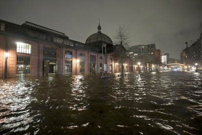 El agua del Elba es empujada hacia el mercado de pescado de Hamburgo durante una inundación tormentosa en Hamburgo, Alemania, el 21 de diciembre de 2023.