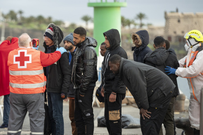 Salvamento Marítimo ha rescatado en las últimas horas a 248 migrantes que viajaban en cinco embarcaciones precarias y los ha desembarcado en Lanzarote y Gran Canaria.