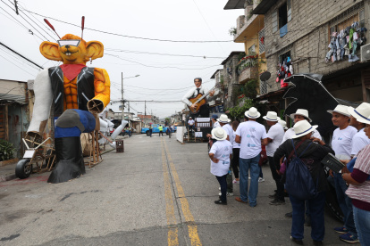 Monigotes. Motorratones de Marte y el artista Julio Jaramillo han sido retratados en la calle Alcedo, entre la 15 y 14.
