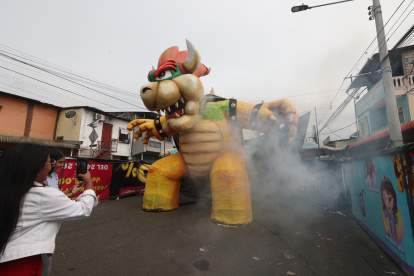 Figuras. El personaje Bowser de la película "Mario Bros" ya recibe visitas en las calles Capitán Nájera y 20.