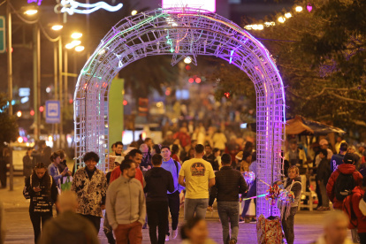 Personas recorren decoraciones navideñas, el 19 de diciembre del 2023, en Quito.