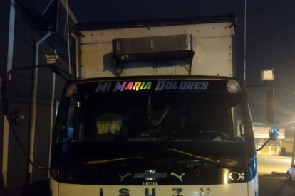 Carro. El furgón no se abrió e impactó la moto del policía.