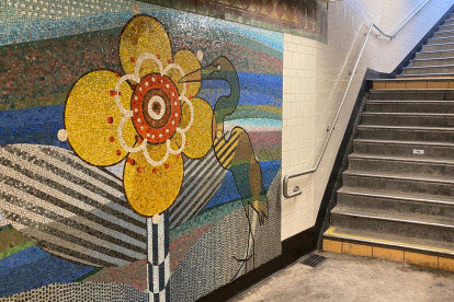 Se aprecia un detalle del mosaico del artista Glenn Goldberg titulado "Río Bronx" situado en el entresuelo de la estación de metro de la calle 149 en el barrio del Bronx en Nueva York (EE.UU.).