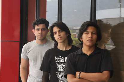 Daniel Baldeón (guitarra), Iván Jiménez (bajo) y José Mite (batería) son la alienación actual de la agrupación.