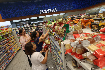 Supermercado. Un grupo de clientes del supermercado Megamaxi, en Mall de Sol, en Guayaquil, miran las opciones de panes de Pascua.