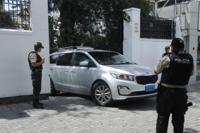 Policías se han ubicado en los exteriores de la Embajada de México en el norte de Quito.