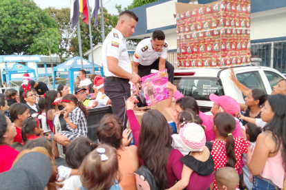Agentes de la CTE entregaron juguetes a niños de distintos sectores de Daule.