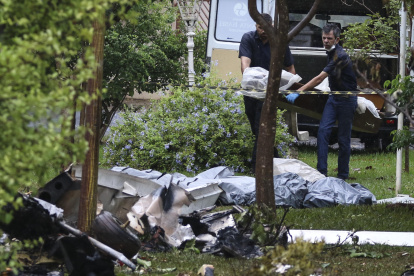 Profesionales del Instituto de Medicina Legal trabajan en la zona donde se accidentó una avioneta, en Jaboticabal, estado de Sao Paulo (Brasil).