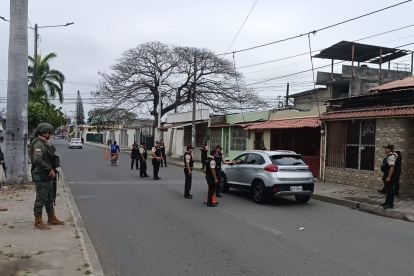 Control. En varias provincias del país se ha coordinado operativos entre policías y militares.