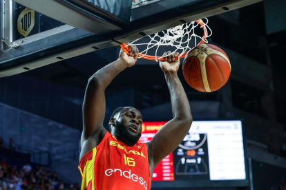 El ala pívot, de 21 años, se destaca por su juego agresivo y ordenado, características que lo han llevado a ser visto en la liga más importante donde busca espacio.