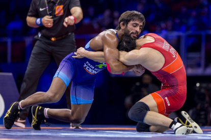 Bajrang Punia (i) es uno de los afectados. Devolvió los premios.