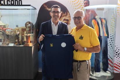 Jorge Delgado (d) entregó una camiseta de la delegación tricolor a Andrés Guschmer.