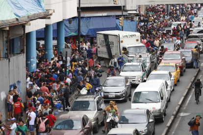 Olmedo. En esta calle se veía cientos de personas realizando compras.
