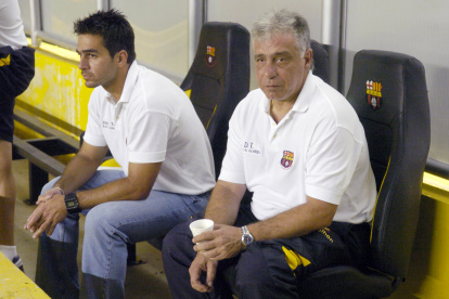 El entrenador Ever Hugo Almeida (d) junto a su hijo Iván (i) en su paso por Barcelona.