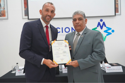 El exalbo, actualmente de 39 años, junto al superintendente de Migraciones, Armando García.