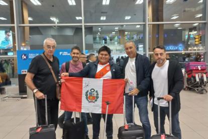 El DT uruguayo (i) a su salida de Perú por las festividades.