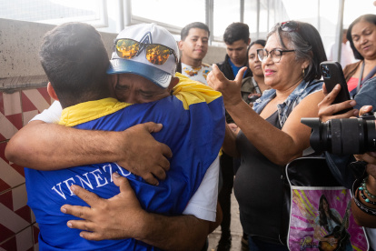 John Álvarez (2i) abraza a su hijo, el estudiante universitario John Álvarez (i), luego de que este saliera en libertad de un centro de reclusión de la Policía Nacional Bolivariana (PNB) hoy, en Caracas (Venezuela). Las autoridades de Venezuela liberaron este sábado a Álvarez, preso desde el pasado 30 de agosto -acusado de conspiración y asociación para delinquir-, tras lo cual fue sometido a "torturas", según organizaciones de derechos humanos.