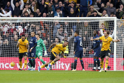 Wolverhampton fue fuerte en casa y se impuso a un Chelsea que no mejora.