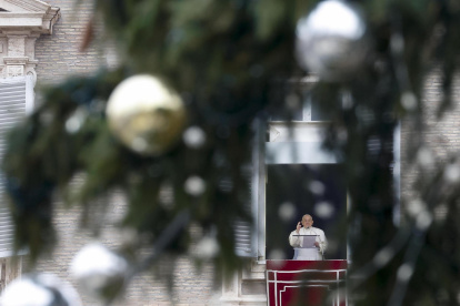 El papa Francisco pidió este domingo en ocasión de la Navidad "no confundir la fiesta con el consumismo" y pensar en aquellas poblaciones que sufren la guerra como Palestina, Israel y Ucrania, durante el rezo del ángelus en la plaza de San Pedro.