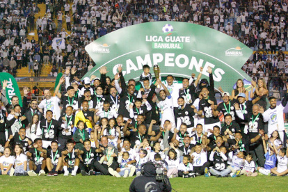 Juan Luis Anangonó en las celebraciones con su equipo, tras la consecución del título del torneo guatemalteco.