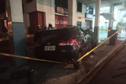 Un vehículo se impactó con una vivienda en las calles 10 de Agosto y Esmeraldas.