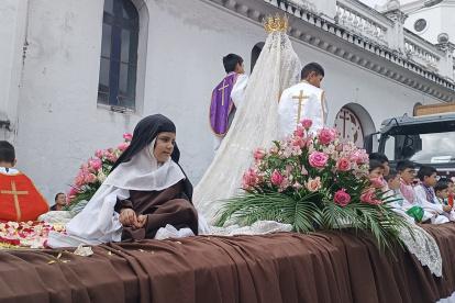 Los carros alegóricos también son parte de este evento masivo que cada año congrega a más de 80.000 personas.