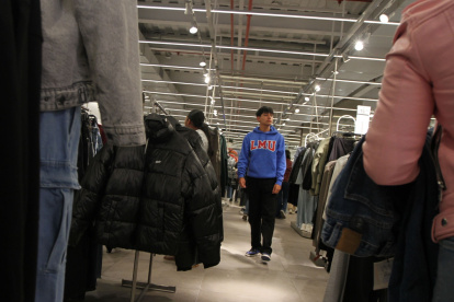 La ropa es de los artículos más populares para regalar en Navidad.